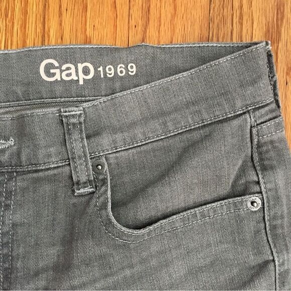 GAP 1969 Gray Jean Cuffed Slim Shorts | Size 27 - Picture 2 of 6